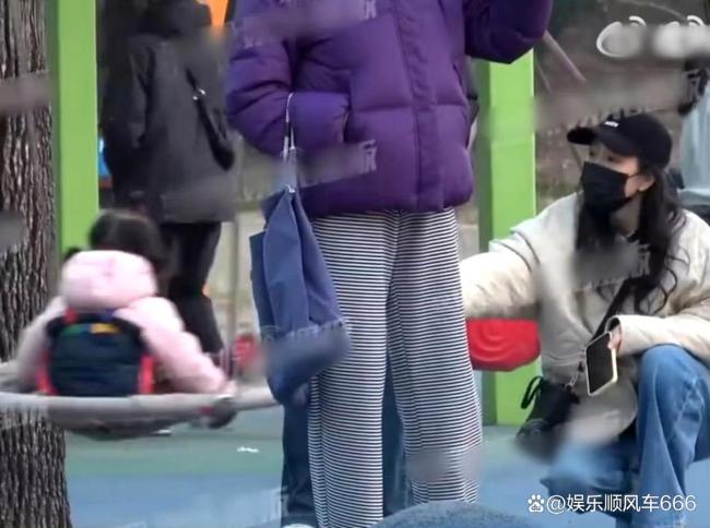 王鸥带犬子公园游玩被偶遇 温馨画面曝光