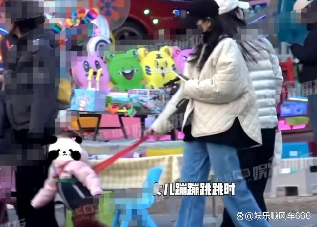 王鸥带犬子公园游玩被偶遇
